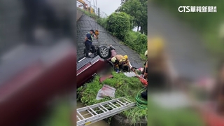 疑側風打滑！台南轎車國道失控墜3米涵洞　2人受困