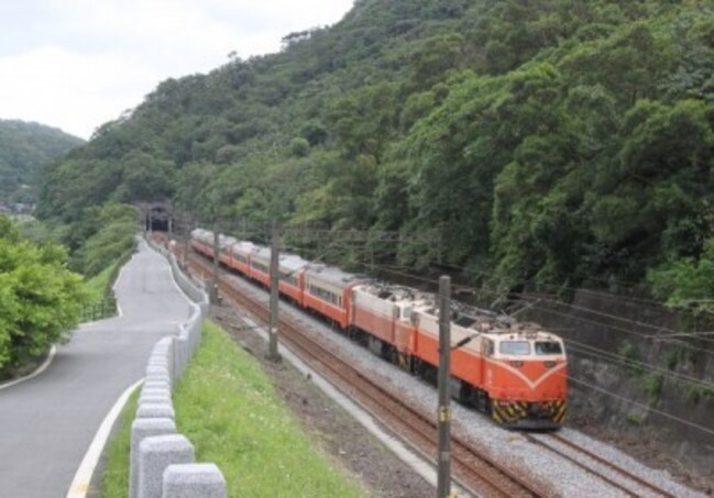 「凱米」逐漸遠離！　台鐵15時後區間車陸續恢復、高鐵14時恢復營運 | 華視新聞