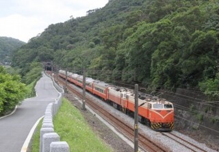 「凱米」逐漸遠離！　台鐵15時後區間車陸續恢復、高鐵14時恢復營運