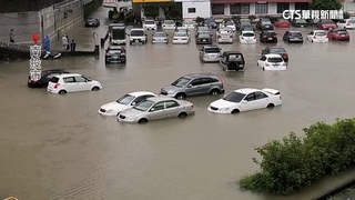 貓羅溪暴漲　溪水漫南投市街道.河堤上百車泡水