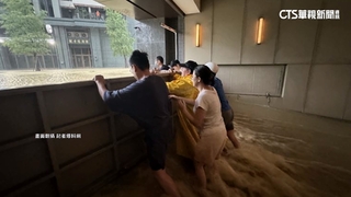 美術館豪宅特區馬路變黃河　巡邏警車也被淹