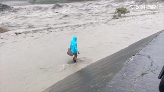 南投水里溪洪暴漲！　居民無懼　涉水撈魚險象環生