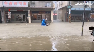 凱米颱風尾狂掃！　高雄大社驚見「水上機車」雙載