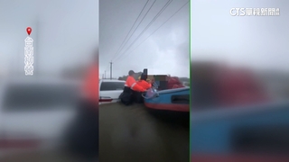 台南柳營區4人受困車內　警消急出動橡皮艇救援