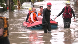 八掌溪潰堤水淹半層樓高　橡皮艇出動助居民撤離