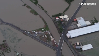 八掌溪潰堤處水退.一片泥濘　車卡半路急求援