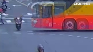 司機疑恍神闖紅燈撞騎士　83歲嬤傷重亡