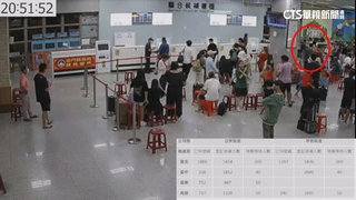 金門機場擠爆！旅客不滿久候　砸塑膠椅傷櫃檯人員