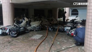 高雄大樓地下室淹水　近800輛汽機車泡水故障