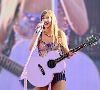 泰勒絲德國慕尼黑開唱　4萬人擠爆山頭「人山人海」超壯觀