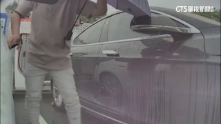 趕載客！男搶充電強開車門　女駕駛拉傷提告