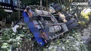 高麗菜車疑過彎失控　衝撞民宿圍牆翻車.駕駛受困