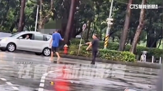 驚魂！　男持利器當街揮舞　邊走邊吵爆對峙衝突