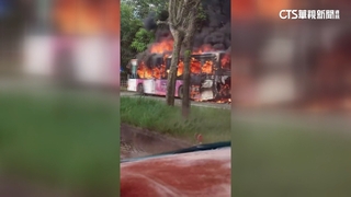 台中公車冒煙燒剩骨架　駕駛.5乘客急棄車逃命