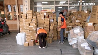 取貨之亂！　蝦皮智取店設備泡水.貨堆到馬路