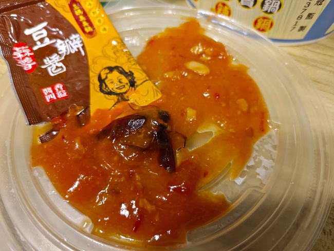 三媽臭臭鍋「豆瓣醬包擠出蟑螂」 總部：全台分店下架回收 | 華視新聞