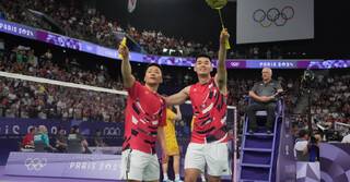 巴黎奧運》麟洋配晉8強 王齊麟「躺著打」照贏：有跟李洋學