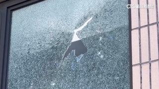 遭BB彈襲！　蘭陽女中禮堂玻璃破損驚現「18處彈孔」