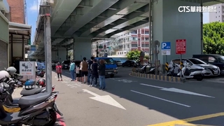 排隊買便當竟站路中躲太陽　路人驚睹：危險