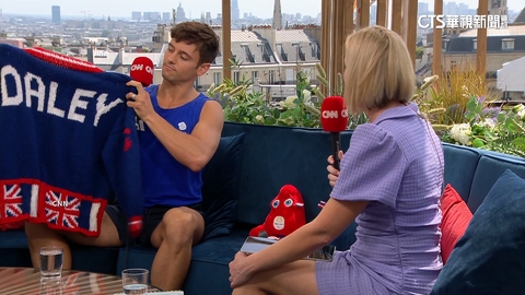 再展打毛線絕活　戴利接受CNN專訪秀毛衣作品