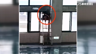 家長直擊　東大附小救生員「連5天低頭滑手機」