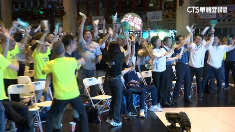 北車大廳千人挺麟洋　奪金瞬間全場歡聲雷動