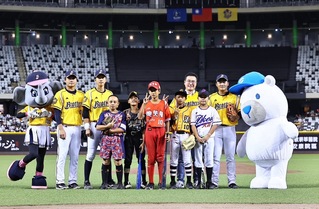 5校學生赴大巨蛋開球！小球員期許未來憑實力再返場上