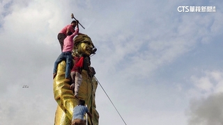 孟加拉全國抗爭嚴重死傷　軍方轉向.總理流亡