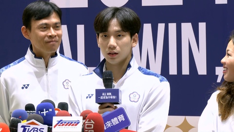 王冠閎返台機場合照遭喊「勇緯我愛你」　粉絲見超萌反應笑喊：超可愛