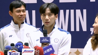 王冠閎返台機場合照遭喊「勇緯我愛你」　粉絲見超萌反應笑喊：超可愛