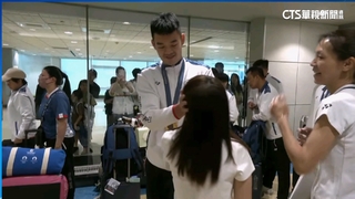 陳詩媛害羞接機王齊麟　小情侶摸頭.捏臉.牽手狂放閃