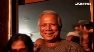 孟加拉示威　總理狼狽逃　尤努斯讚國家解放日