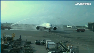 台灣英雄光榮返國！　桃機「水門禮」迎接　總統獻聲祝賀