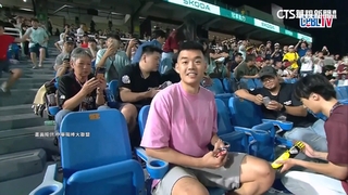 王齊麟回台就放閃！　桃園球場甜蜜探班女友「十元」