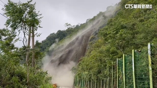 高雄藤枝聯外道路土石崩塌　目擊民眾驚呼忙閃避