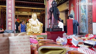 七夕求脫單！霞海城隍廟湧單身族　備甜食拜月老