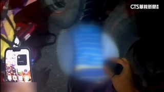 拖板車牌註銷上路遭攔　駕駛鑽車底阻警開單