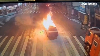 擔心爆炸！桃園車輛路中起火燃燒　警民忙疏通車流