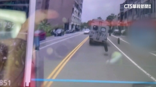 貨車行駛2輪脫落到處滾　後車駕駛急閃險追撞