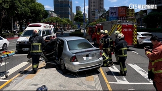 疑分心撿東西！　轎車直撞分隔島.駕駛傷
