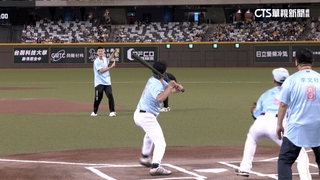 首次用羽球開球！　王齊麟當台鋼雄鷹大巨蛋嘉賓