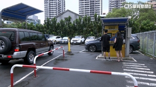 停車場繞4分鐘找嘸位　離場遭收25元驚：無緩衝？