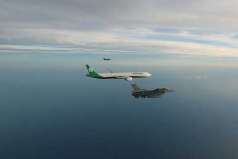 奧運代表隊返台！F-16戰機伴飛 機師廣播讚「台灣女兒」林郁婷