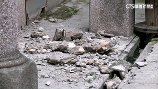 年久失修！　「一把青拍攝地」天花板水泥磚掉滿地