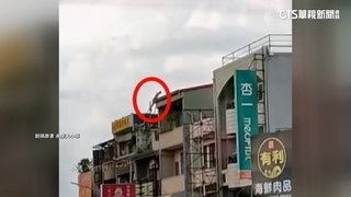 男子頂樓騰空吊單槓翻身　目擊民眾驚嚇錄下PO網