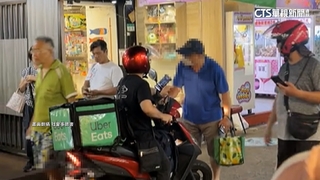 外送員騎車闖夜市徒步區　管理員勸導爆口角