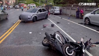 雨天超速打滑事故！　1死2傷　66歲女騎士壓車底亡