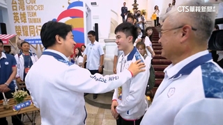 劍門禮迎英雄　總統讚林郁婷貼心幫對手整理服裝