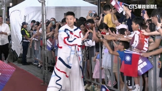 奧運國手「換時裝」走紅毯！　粉絲簽名合照來者不拒