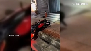 悚！　「無人機車」穿越車陣　畫面曝是人彈飛.機車自走